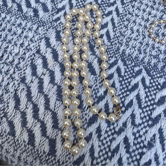 Vintage Elegant Pearl Necklace and Earring Set - Picture 5 of 9